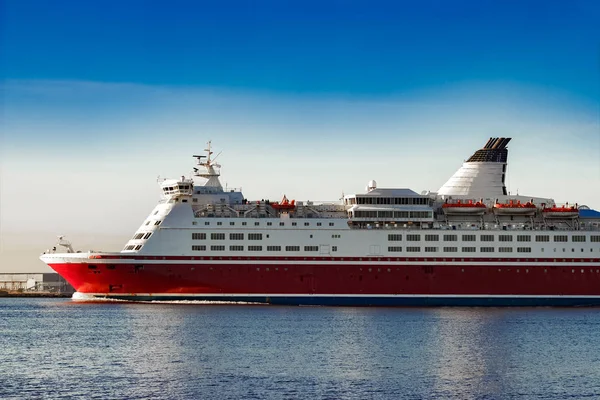 Crucero Rojo Nave Ferry Pasajeros Navegando Aguas Tranquilas — Foto de Stock