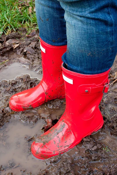 Botas Lluvia Rojas Las Piernas Una Chica Después Que Jugó — Foto de Stock