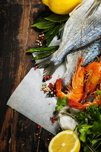 Peixe Dorado Fresco Camarões Tábua Madeira Com Ingredientes Alimentos Bebidas — Fotografia de Stock