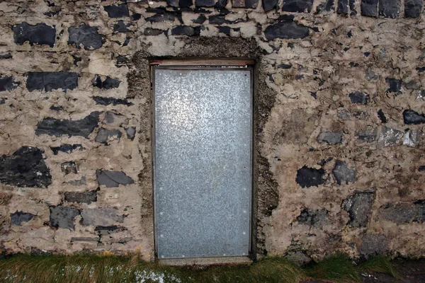 Stahltür Einer Alten Steinmauer Irland — Stockfoto