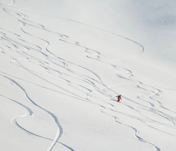 Skákací Lyžař Horách Zimní Sníh Čerstvý Slunovyden — Stock fotografie