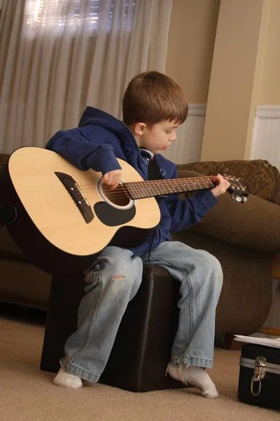 Jonge Jongen Die Gitaar Speelt Tijdens Lessen — Stockfoto