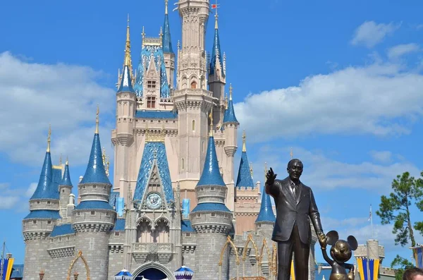Statuia Lui Walt Disney Fața Castelului Din Disneyworld — Fotografie, imagine de stoc