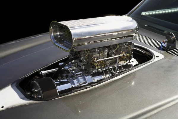 スーパーチャージドV8エンジンのクローズアップ — ストック写真