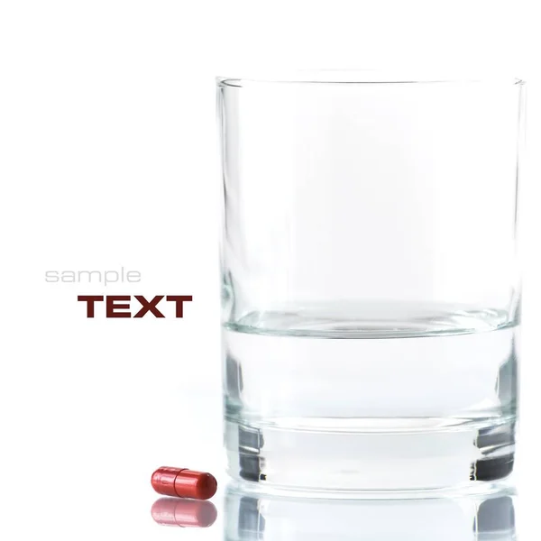 Close Red Pill Water High Key Background Focus Front Pill — Stock Photo, Image