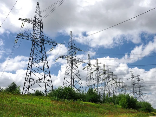 Γραμμές Ηλεκτρικού Ρεύματος Για Ένα Μπλε Ουρανό Φόντο Ηλεκτρικές Πύργο — Φωτογραφία Αρχείου