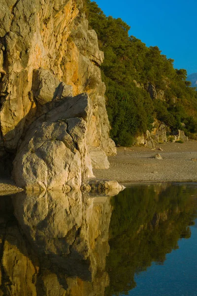 Gelbe Klippe Und Grüner Hügel Über Dem Fluss Hintergrund Des — Stockfoto