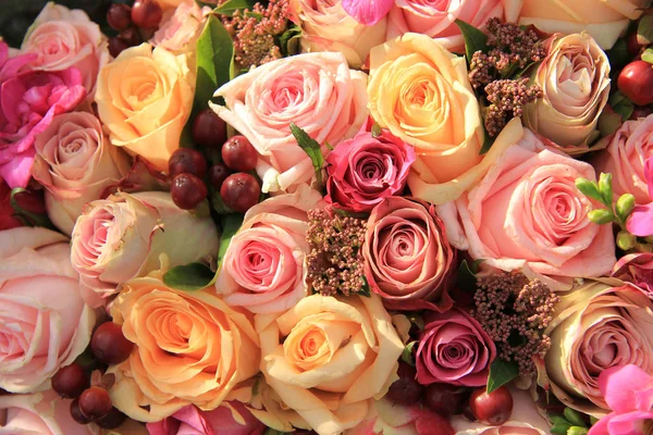 Pastelové Růže Různých Odstínech Růžové Svatebním Uspořádání — Stock fotografie
