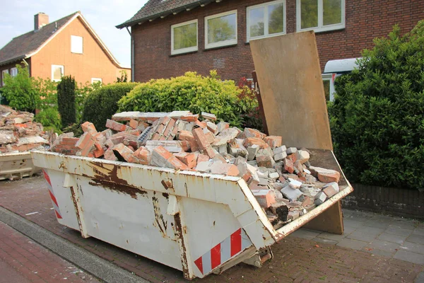 Loaded Dumpster Construction Site Home Renovation — Stock Photo, Image