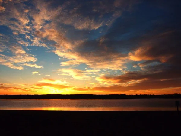 Napfelkeltét Strandon Felhők Ellen Kék — Stock Fotó