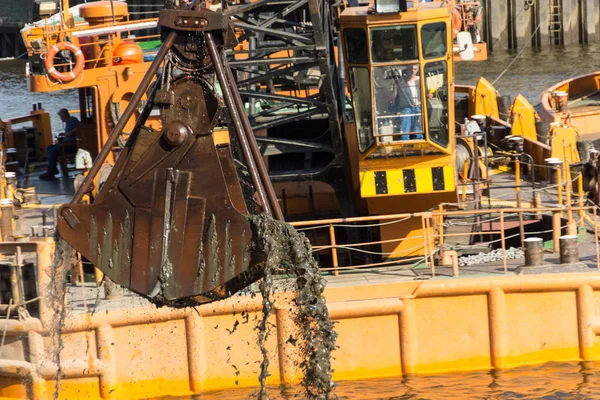 Een Clamshell Aan Het Werk — Stockfoto