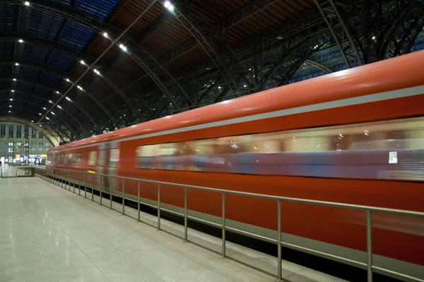 Schnellzug Verlässt Den Bahnhof Bewegungsunschärfe — Stockfoto