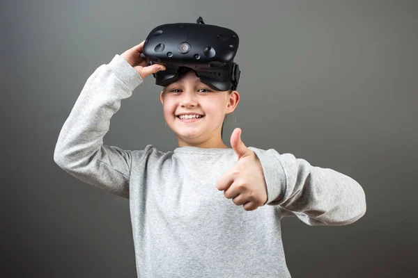 Gelukkig Meisje Met Behulp Van Een Virtual Reality Headset Toon — Stockfoto