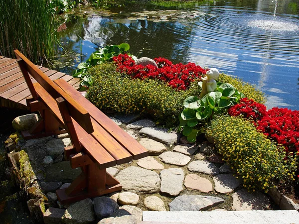 Hermoso Diseño Clásico Ajardinado Exuberante Jardín Floreciente Estanque Peces Con — Foto de Stock