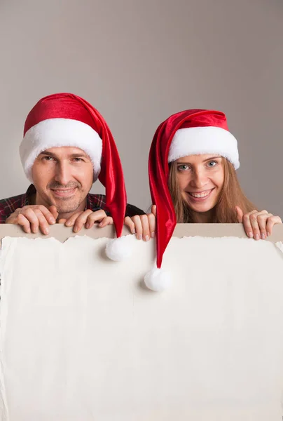 Pareja Feliz Los Sombreros Santa Sosteniendo Bandera Blanco Con Espacio — Foto de Stock