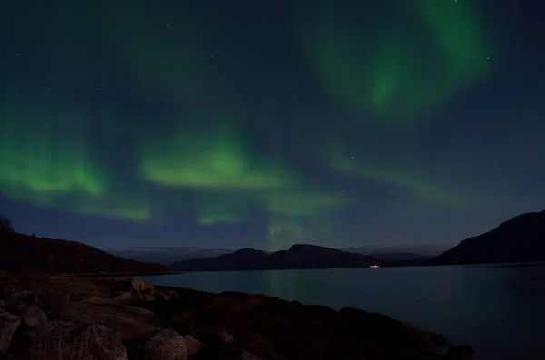 Poderosa Aurora Boreal Bailando Cielo Nocturno Sobre Montaña Paisaje Fiordos — Foto de Stock