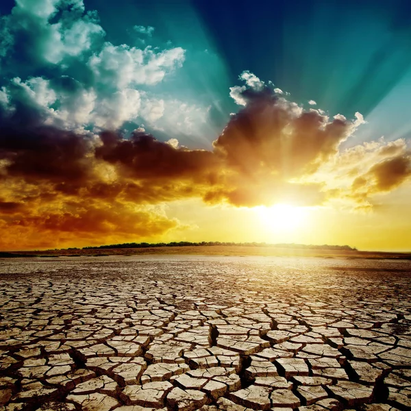 Calentamiento Global Dramático Atardecer Sobre Tierra Agrietada — Foto de Stock