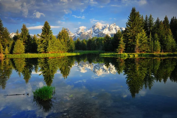 Reflexão Grande Montanha Teton Com Nuvens Pela Manhã — Fotografia de Stock