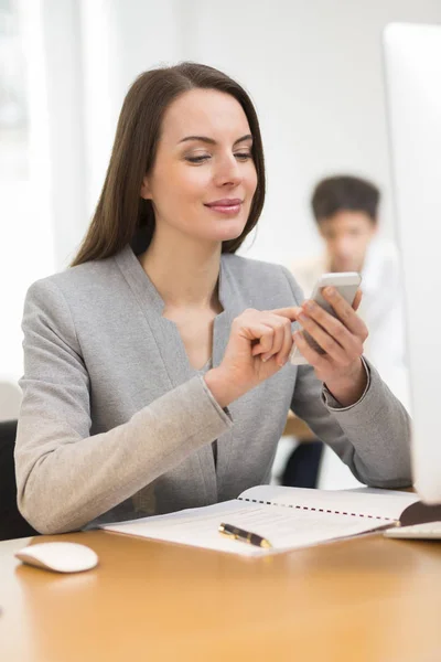 Bastante Mujer Negocios Mensaje Teléfono Celular Sms Navegar Fondo Web — Foto de Stock