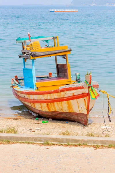 海で魚を見つけるための車両として使用されるタイ漁船 — ストック写真