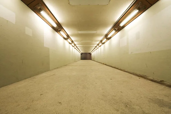 Lange Tunnel Met Lampen Niemand Wandelen — Stockfoto