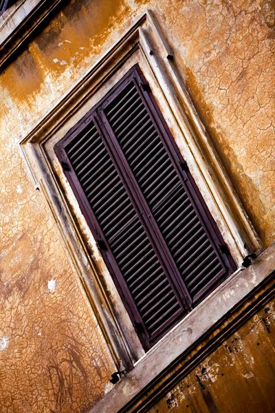 Okno Staré Oranžové Stěně Římě Itálie — Stock fotografie