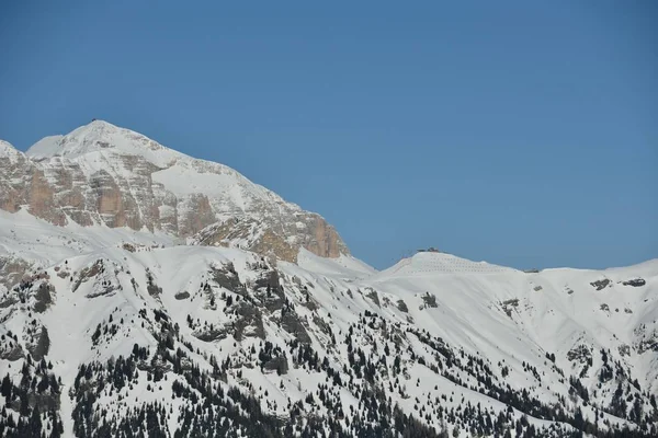 Mountaint 冬季景观自然与树和新鲜的雪 — 图库照片