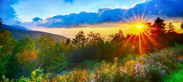 ブルー リッジ パークウェイ晩夏アパラチア山脈日没西部ノースカロライナ風光明媚な風景の休暇先 — ストック写真