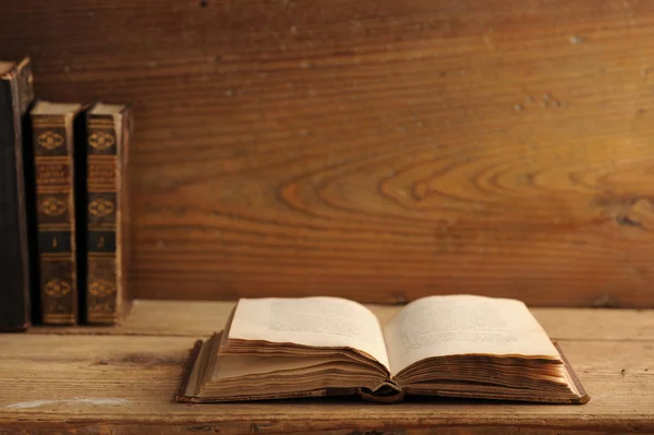 Стара Книжка Відкрита Дерев Яному Столі — стокове фото