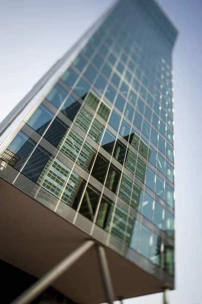 Edificio Oficinas Moderno Verde Que Refleja Distrito Negocios Vidrio — Foto de Stock