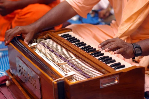 Hare Krishna Devoto Tocando Harmônio Durante Festival Canto Música — Fotografia de Stock