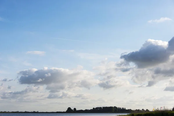 ヌルダーナウ湖の青い空 — ストック写真