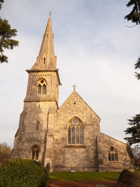 ミストリーエセックスイングランド英国の古い石のキリスト教の英語教会の完全な正面図 — ストック写真