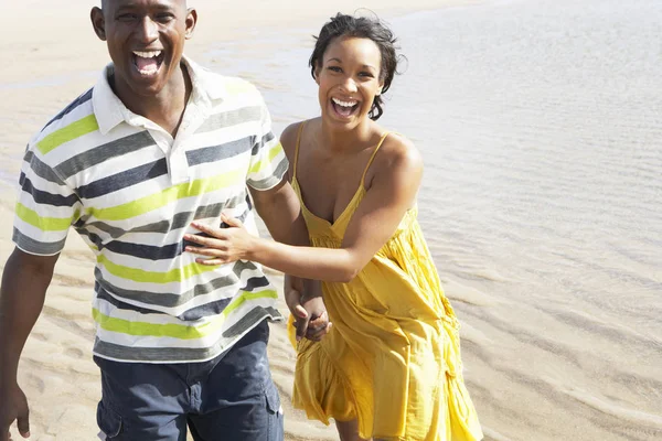 Romántica Pareja Joven Corriendo Largo Costa Playa Sosteniendo Las Manos —  Fotos de Stock