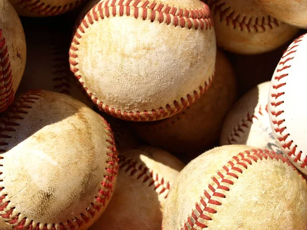 Balde Bolas Beisebol Velhas Pronto Para Prática — Fotografia de Stock