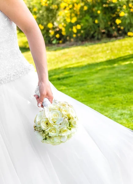 Nevěsta Drží Ruce Svatební Kytici Květin Zelené Zahradě Detail Kytice — Stock fotografie