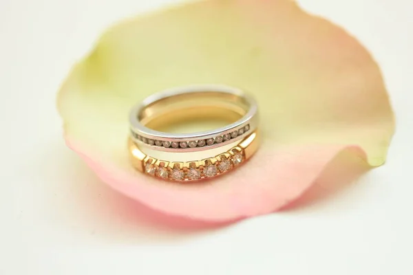 Duas Faixas Casamento Diamante Uma Pétala Rosa — Fotografia de Stock