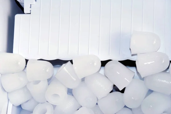 Pedaços Gelo Sobre Plástico Branco Fabricante Gelo — Fotografia de Stock