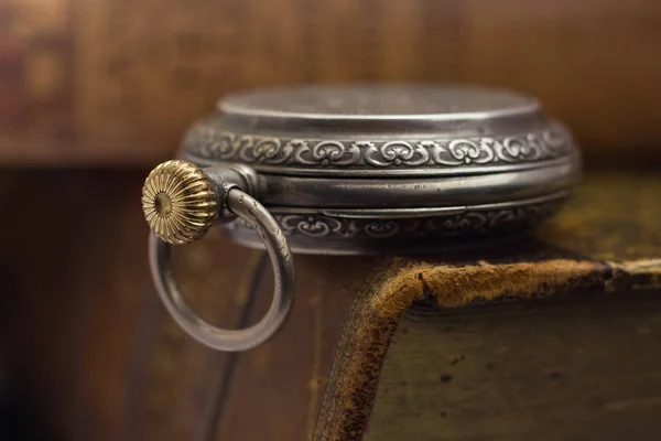 Deri Ciltli Eski Kitap Yığınının Üzerinde Yatan Gümüş Cep Saati — Stok fotoğraf