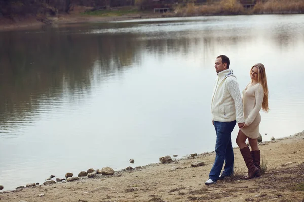 Joven Pareja Feliz Caminando Cerca Del Lago Otoño — Foto de Stock