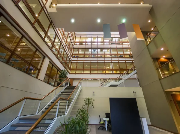 Eingang Einem Bürogebäude Mit Treppe Die Oberen Etagen — Stockfoto