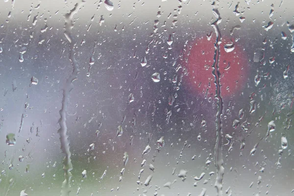 水蒸気と暴風雨の間に雨滴汚い窓からす — ストック写真