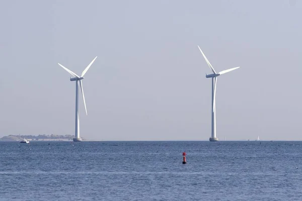 丹麦哥本哈根海岸外的两个巨大的海洋风车 — 图库照片