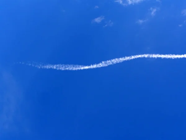 Траектория Самолета Голубом Небе — стоковое фото