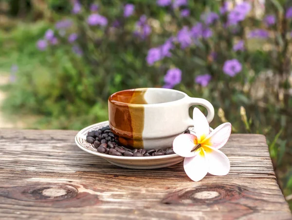Ziarna Kawy Filiżance Kwiat Stole — Zdjęcie stockowe