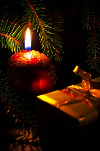 Weihnachtskarte Mit Kerze Und Geschenkbox — Stockfoto