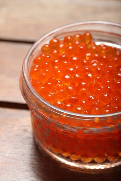 Vista Cerca Del Delicioso Caviar Rojo Recipiente Vidrio — Foto de Stock