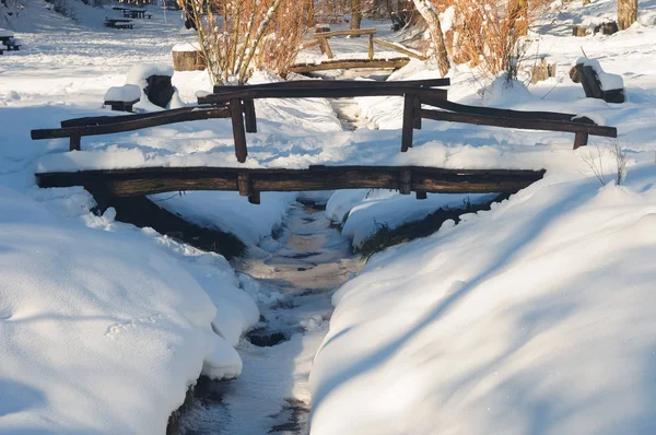 Деревянный Мост Через Маленький Замерзший Ручей Зима Снег Лед — стоковое фото
