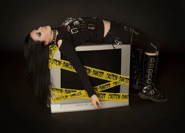 Teenager Mädchen Gothic Klamotten Auf Einem Fernseher Liegend — Stockfoto