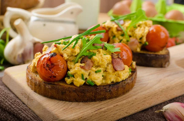 Huevos Revueltos Sobre Pan Tostado Con Tocino Hierbas Tomate Escalfados —  Fotos de Stock